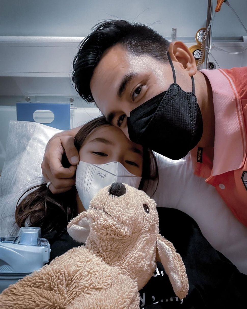 Darius Sinathrya dan putrinya, Sabrina yang tengah dirawat di rumah sakit. [Instagram]