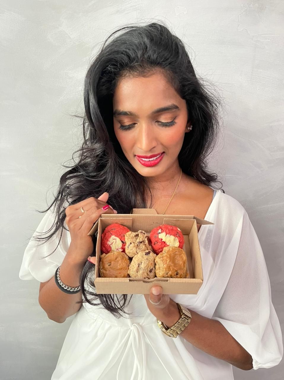 Sinta Rani bersama cookies buatannya. [Instagram]