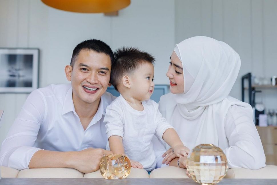 Rezky Aditya dan Citra Kirana bersama sang anak. [Instagram]