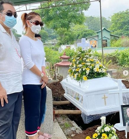 Inul Daratista dan suami di pemakaman ibu mertua [Instagram]