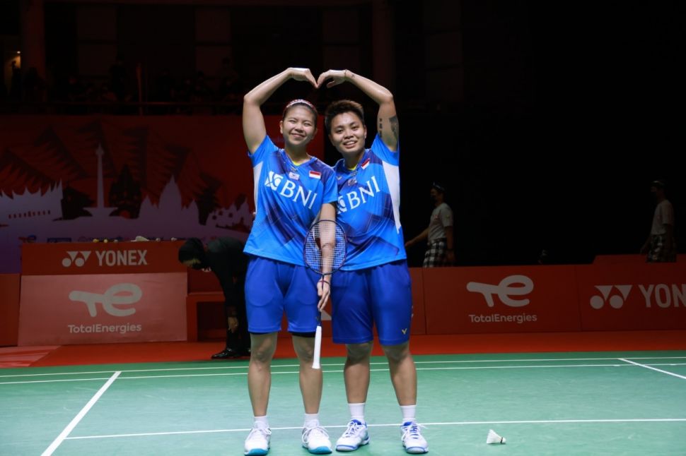 Pasangan ganda putri Indonesia, Greysia Polii / Apriyani Rahayu saat memainkan laga ketiga Grup A BWF World Tour Finals 2021 kontra wakil Malaysia, Pearly Tan / Thinaah Muralitharan di Nusa Dua, Bali, Jumat (3/12/2021). [PBSI]