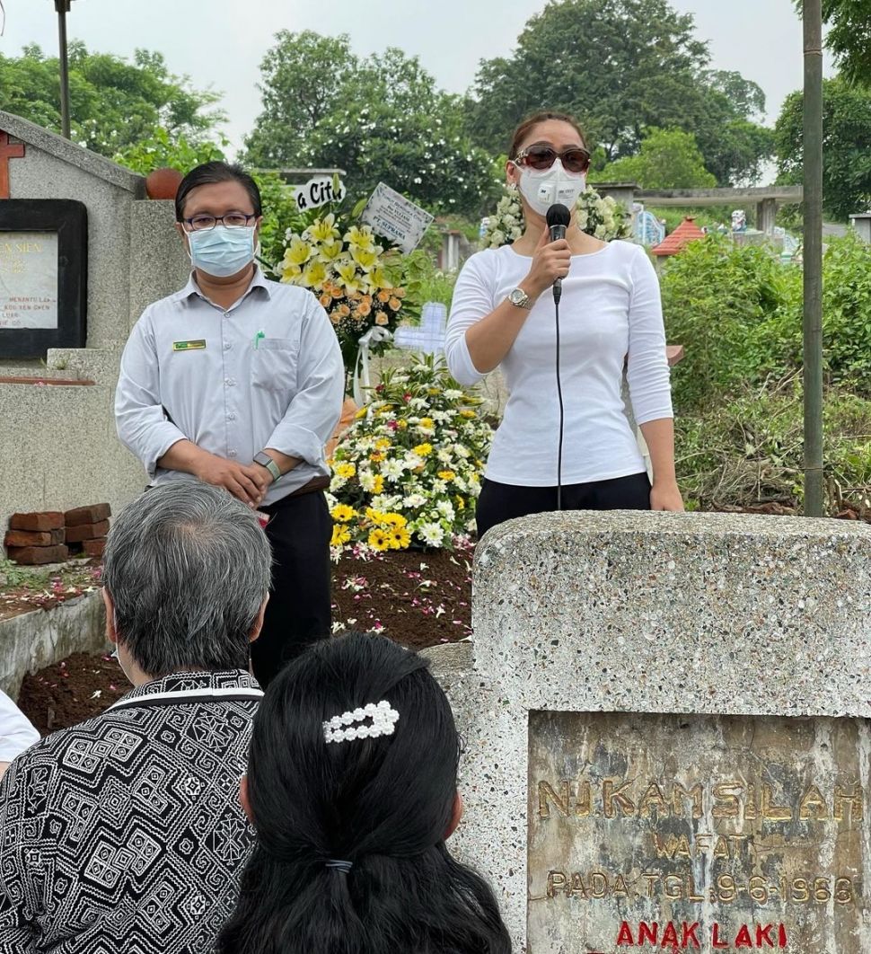 Inul Daratista dan suami, Adam Suseno menghadiri acara pemakaman ibunda mertua, Yuliani, Kamis (2/12/2021). [Instagram]