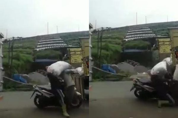 Viral Video Kuli Pamer Angkat Karung Beras Berakhir Apes. (Twitter/@GarasiKomedi)