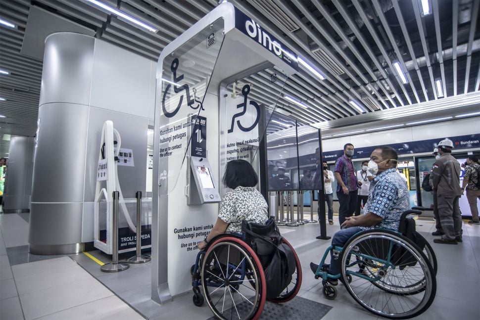 Penyandang disabilitas menggunakan alat 'text telephone DNA' bagi penyandang disabilitas di Stasiun MRT Bundaran HI, Jakarta, Jumat (3/12/2021). [ANTARA FOTO/Muhammad Adimaja]