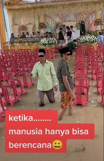 Wanita tersebut tetap nekat nekat berjalan di tengah banjir menggunakan gaun pernikahannya. (Tiktok/@dewikpelangimake_up)