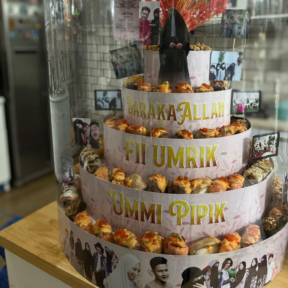 Ada foto Syakir Daulay di kue ultah Umi Pipik. [Instagram]