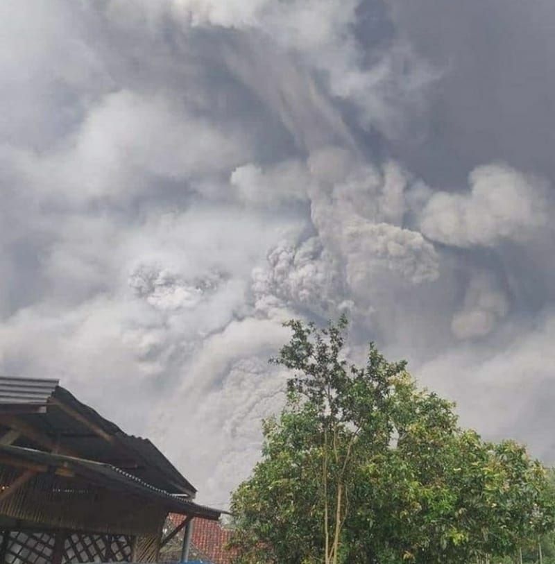 Gunung Semeru Erupsi menyeburkan abu vulkanik [Foto: Suarajatimpost]