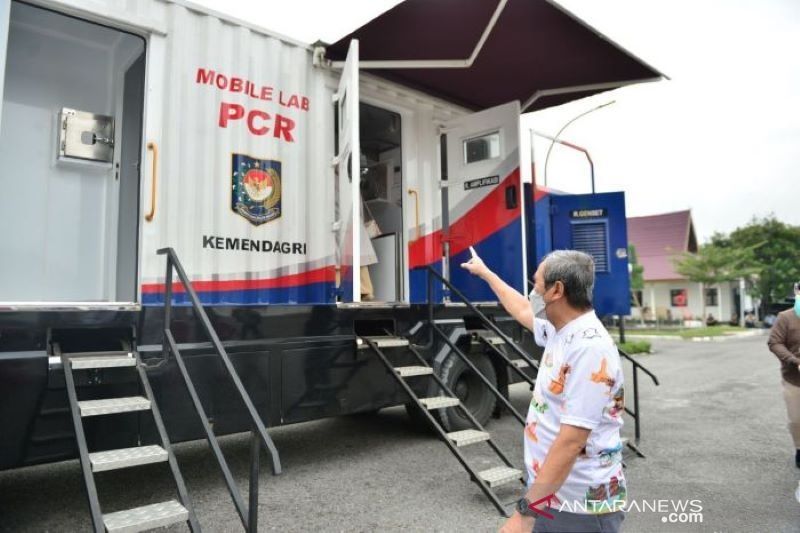 Pemprov Riau menerima satu mobil Lab PCR COVID-19 [ANTARA/HO-Diskominfotik Riau].