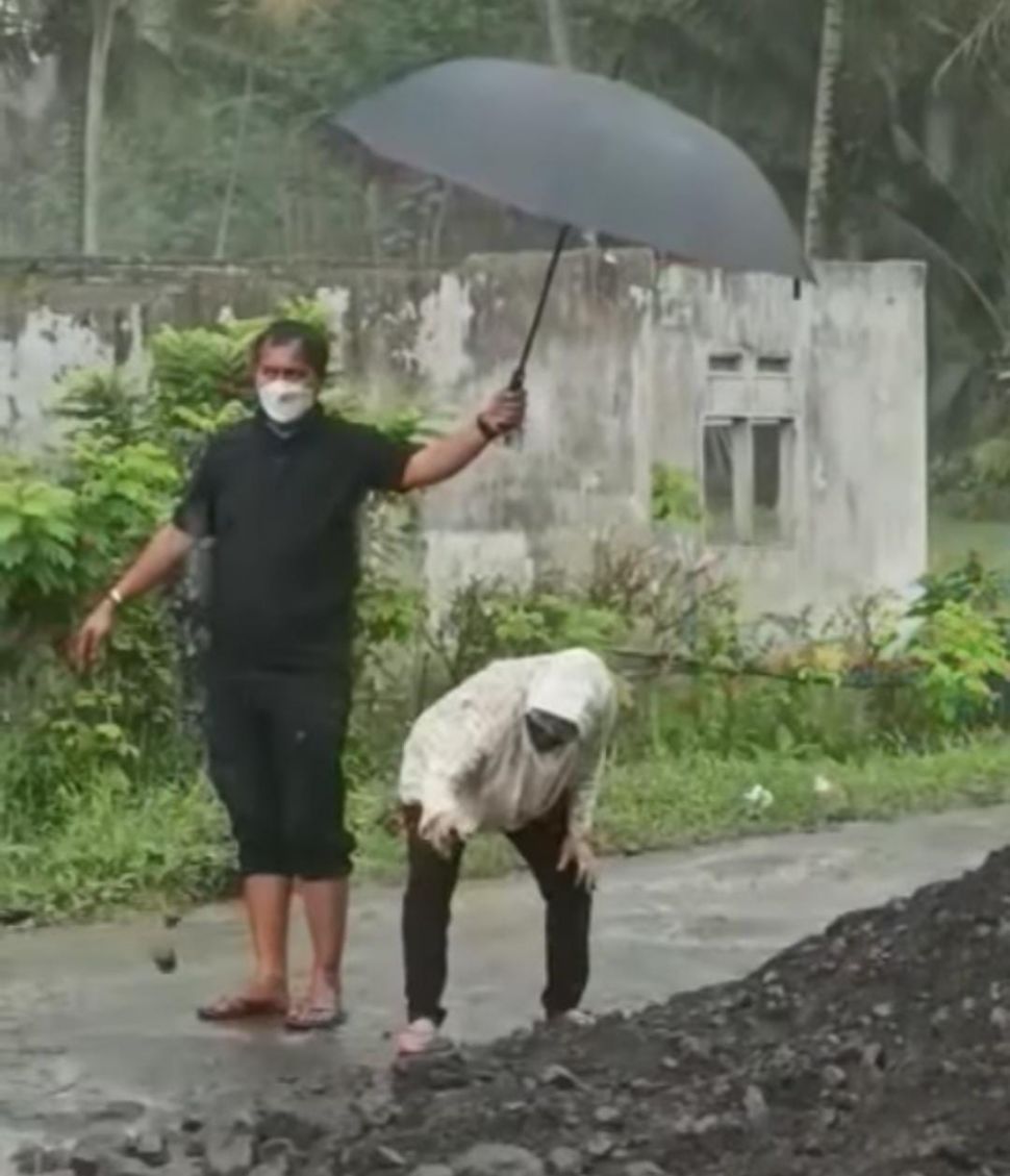 Menteri Sosial (Mensos) Tri Rismaharini menjadi perbincangan netizen gegara memindahkan bebatuan yang memakan jalan di sekitar daerah terdampak erupsi Gunung Semeru. (tangkap layar/ist)