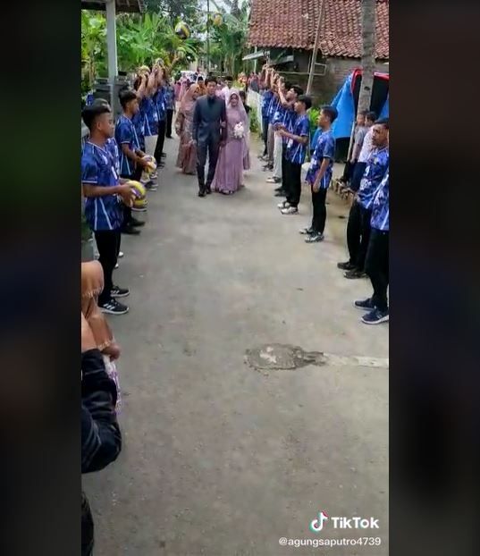 Viral Pernikahan Disambut Lemparan Bola Voli (tiktok.com/@agungsaputro4739)