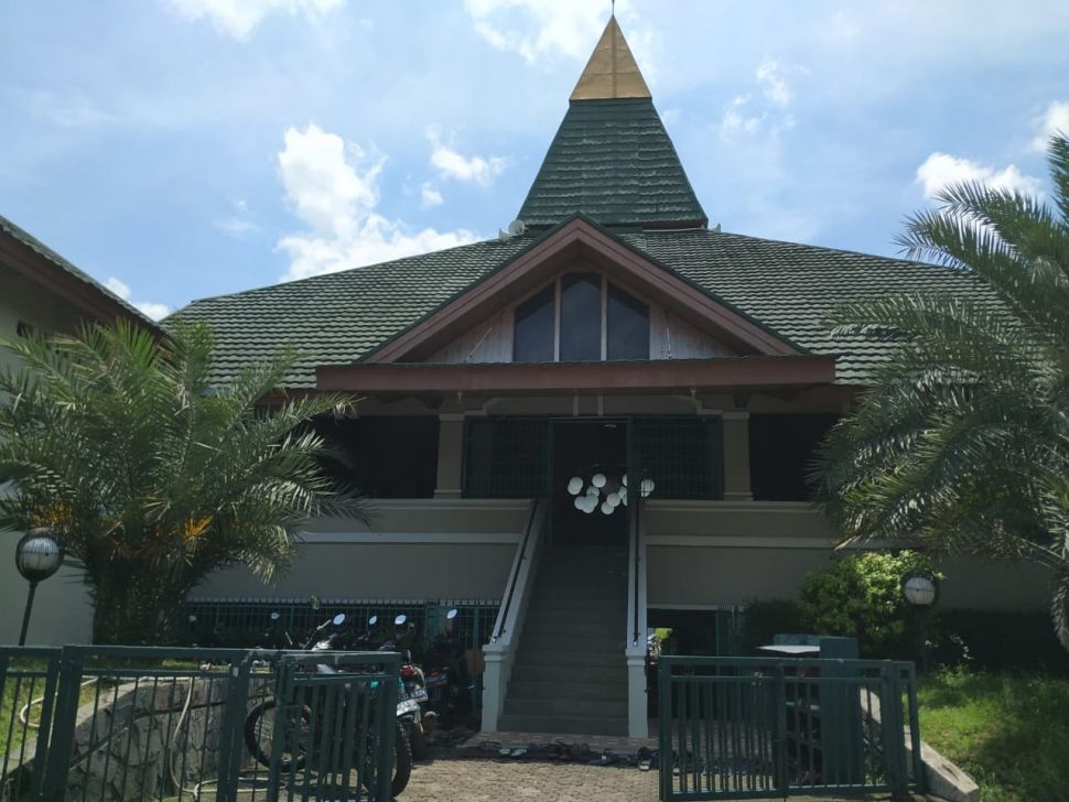 Masjid Istiqomah dalam Kompleks Perumahan Bulog I, Jatiwarna, Pondok Melati, Bekasi, Jawa Barat. [Suara.com/Muhammad Yasir]