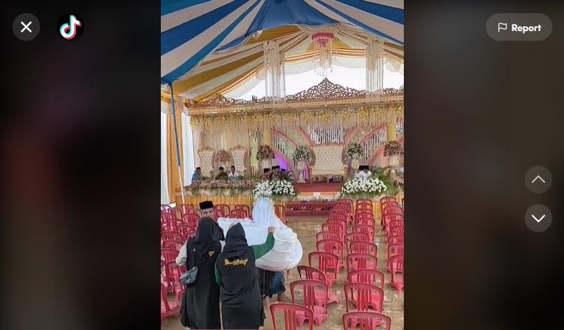 Lokasi Pernikahan Dilanda Banjir, Pengantin Ini Sampai Digendong ke Pelaminan. (Dok: TikTok/dewikpelangimake_up)