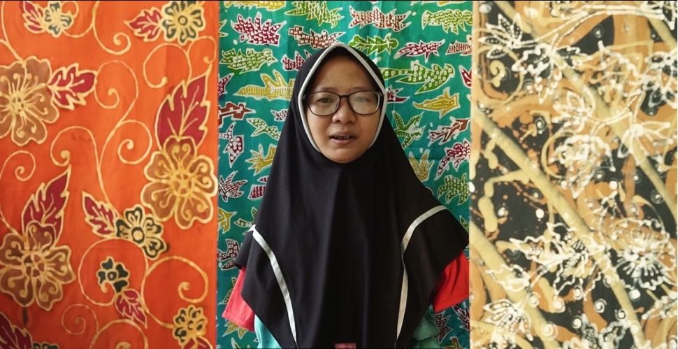 Kisah Trimah, Pengarin Batik Disabilitas yang Membatik Dengan Kaki. (Dok: Istimewa)