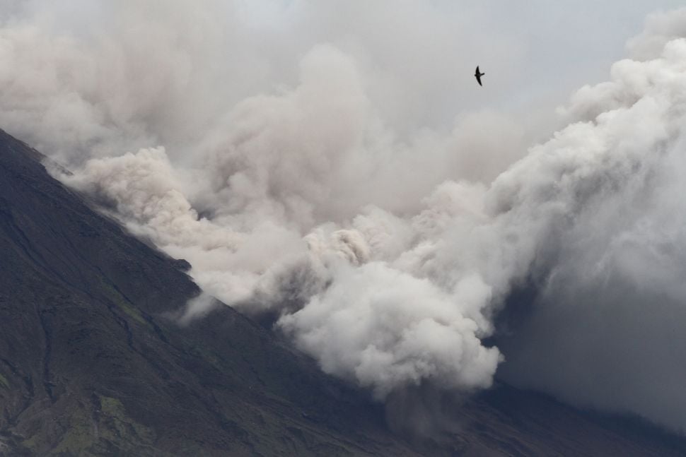 Awan panas meluncur dari kawah Gunung Semeru terlihat dari Pronojiwo, Lumajang, Jawa Timur, Senin (6/12/2021).  ANTARA FOTO/Ari Bowo Sucipto