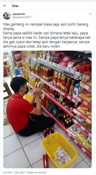 Pramuniaga tuli di minimarket Alfamart (Twitter @papapanda0911)