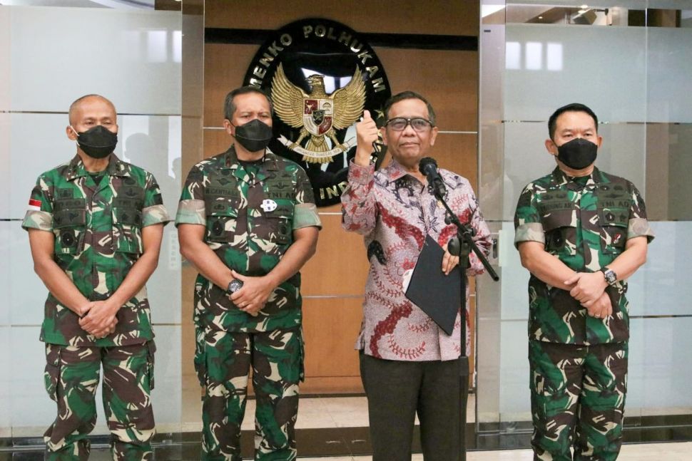 Menko Polhukam Mahfud MD menyampaikan keterangan usai melakukan pertemuan tertutup dengan Kepala Staf Angkatan Darat (KSAD) Jenderal Dudung Abdurachman di Kantor Kemenko Polhukam, Jakarta Pusat, Selasa (7/11/2021). (Dok. Humas Kemenko Polhukam). 