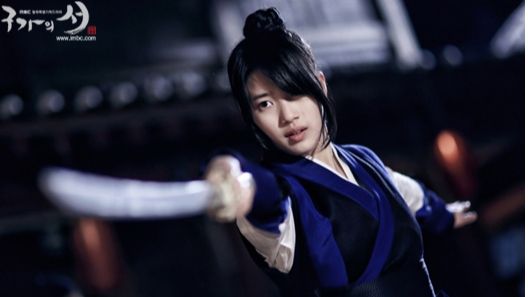 Aktris Bae Suzy dalam drama Gu Family Book (Asianwiki)