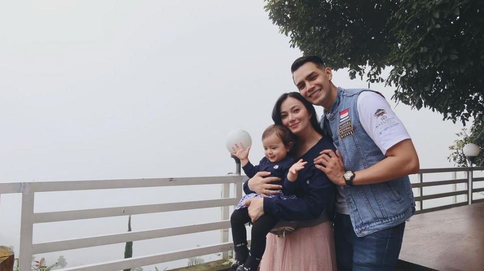 Jonas Rivanno, Asmirandah dan putrinya, Chloe. [Instagram]