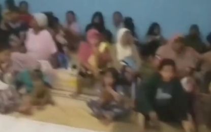 Warga Desa Sidakmukti, Kabupaten Pandeglang mengungsi ke Kantor Desa akibat terdampak banjir rob, Senin (6/12/2021). [Bantennews]