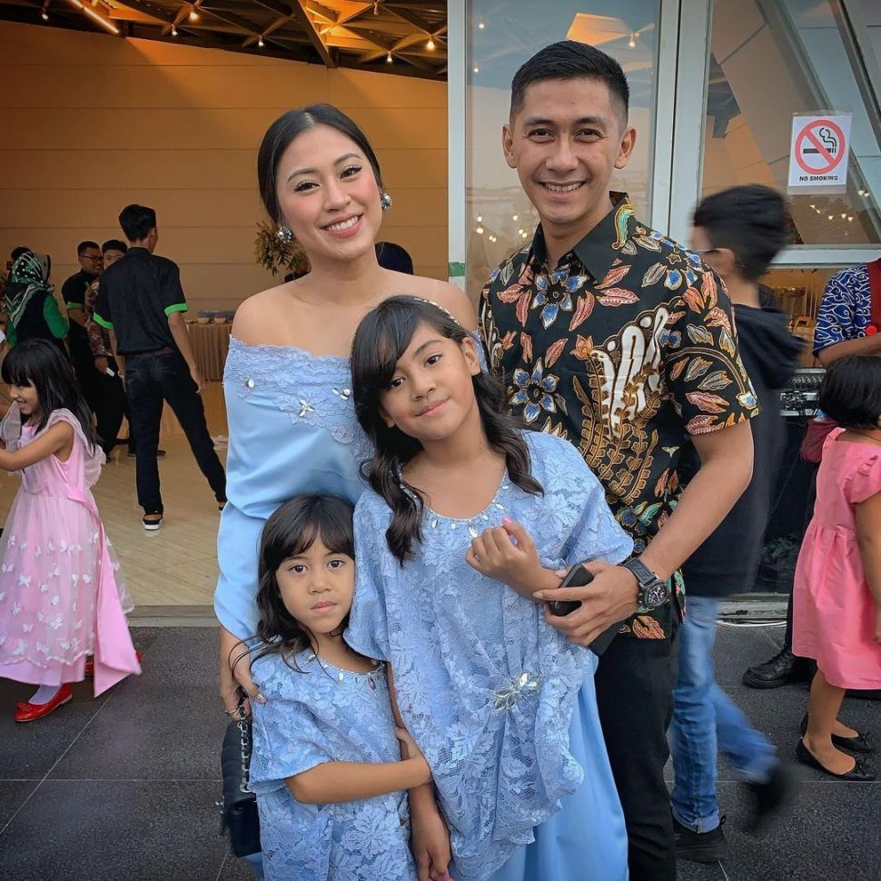 Kenang Mirdad dan Tyna Kanna bersama dua putrinya. [Instagram]