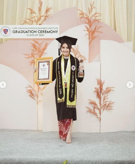 Prilly Latuconsina jalani wisuda [Instagram/prillylatuconsina96]