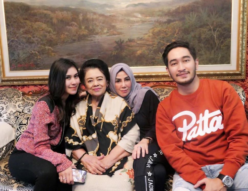 Mami Popon nenek Raffi Ahmad. (Instagram/@amy_r_qanita)