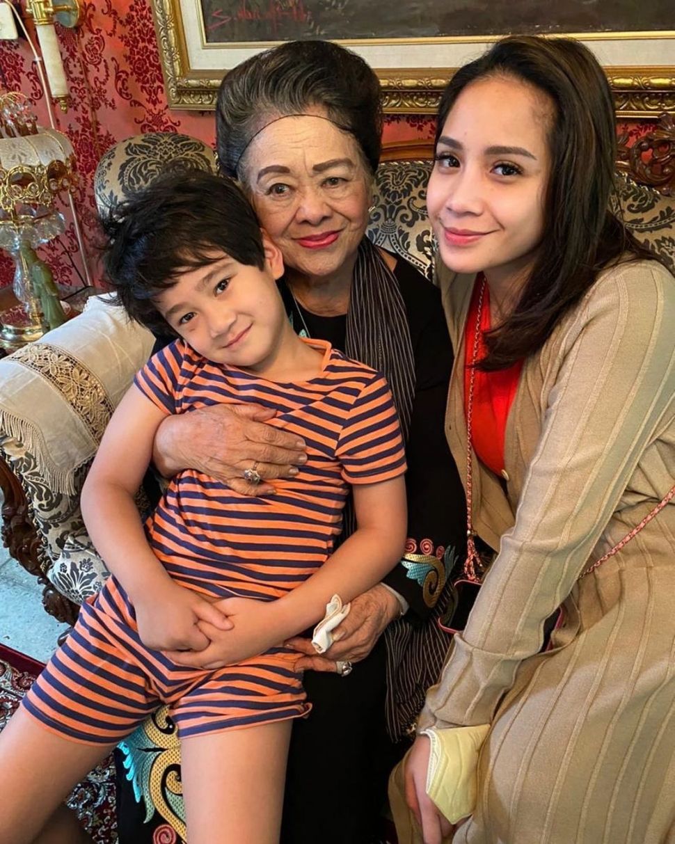 Mami Popon nenek Raffi Ahmad. (Instagram/@amy_r_qanita)