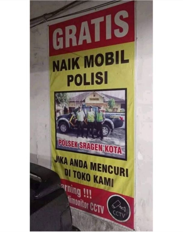 Viral toko di Sragen berikan promo jalan-jalan naik mobil polisi. (Instagram)