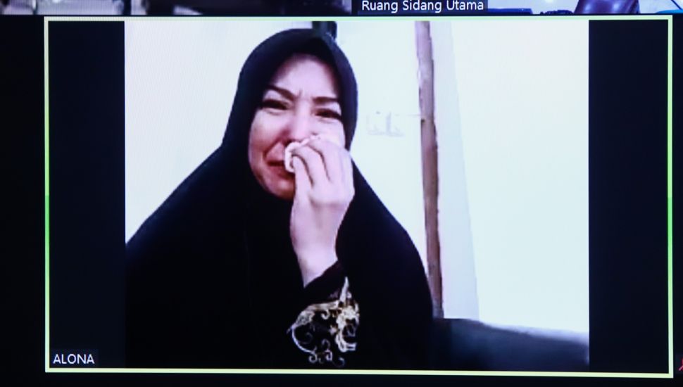 Artis Cynthiara Alona menangis ketika mendengar putusan majelis hakim saat menjalani sidang kasus prostitusi anak yang digelar secara virtual di Pengadilan Negeri Tangerang, Banten, Rabu (8/12/2021). [Suara.com/Alfian Winanto]