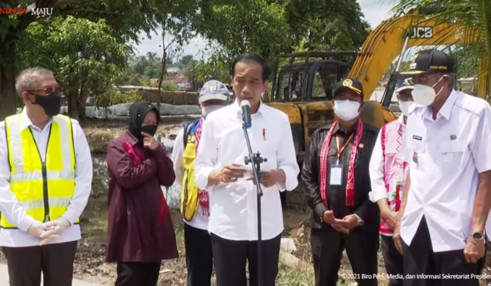Presiden Jokowi menyampaikan instruksi kepada KLHK dan perusahaan di kawasan Sintang untuk penghutanan saat meninjau pembangunan tanggul pengendali banjir di Sintang, Rabu (8/12/2021).[Tangkapan Layar Youtube Sekretariat Presiden]