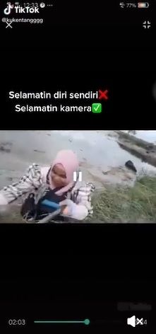 Diterjang Ombak Besar, Perempuan Ini Lebih Pilih Selamatkan Kamera (TikTok)