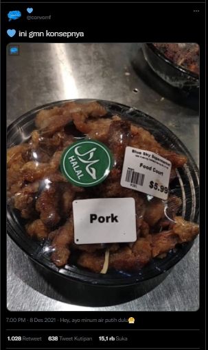 Food Court Supermarket Jual Babi Goreng, Stiker Halal Bikin Publik Salfok: Ini Gimana Konsepnya? (Twitter/@convomf)