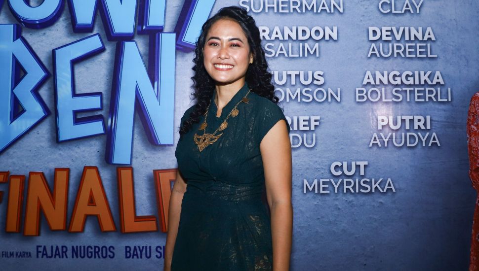 Aktris Putri Ayudya saat ditemui usai gala premiere film 'Yowis Ben Finale' di Kuningan, Jakarta Selatan, Kamis (9/12/2021). [Suara.com/Alfian Winanto]