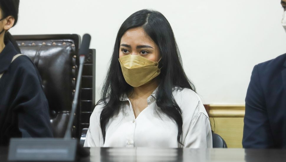 Selebgram Rachel Vennya saat menjalani sidang kasus pelanggaran kekarantinaan kesehatan di Pengadilan Negeri Tangerang, Banten, Jumat (10/12/2021). [Suara.com/Alfian Winanto]