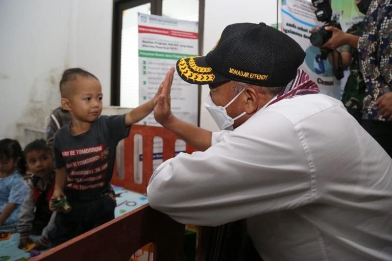 Menteri Koordinator Bidang Pembangunan Manusia dan Kebudayaan (Menko PMK) Muhadjir Effendy meninjau layanan kesehatan bagi warga yang terdampak banjir di Puskesmas Sungai Durian, Kelurahan Kapuas Kanan Hulu, Sintang, Kalimantan Barat, Jumat (10/12/2021). (Dok. Humas Kemenko PMK).