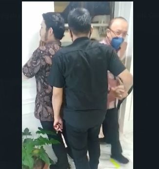 Anggota DPR RI Fraksi Gerindra, Darori Wonodipuro (kanan) yang terjebak dalam lift gedung DPR RI. 