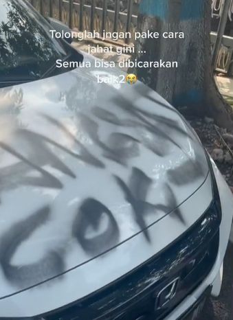 Pemilik bingung mobilnya penuh dengan coretan. (Tiktok)