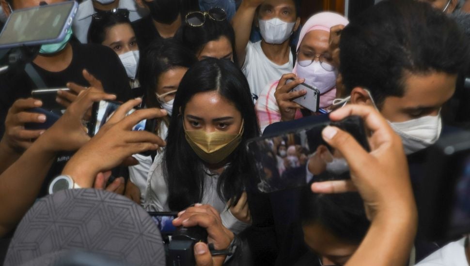 Selebgram Rachel Vennya usai menjalani sidang kasus pelanggaran kekarantinaan kesehatan di Pengadilan Negeri Tangerang, Banten, Jumat (10/12/2021). [Suara.com/Alfian Winanto]