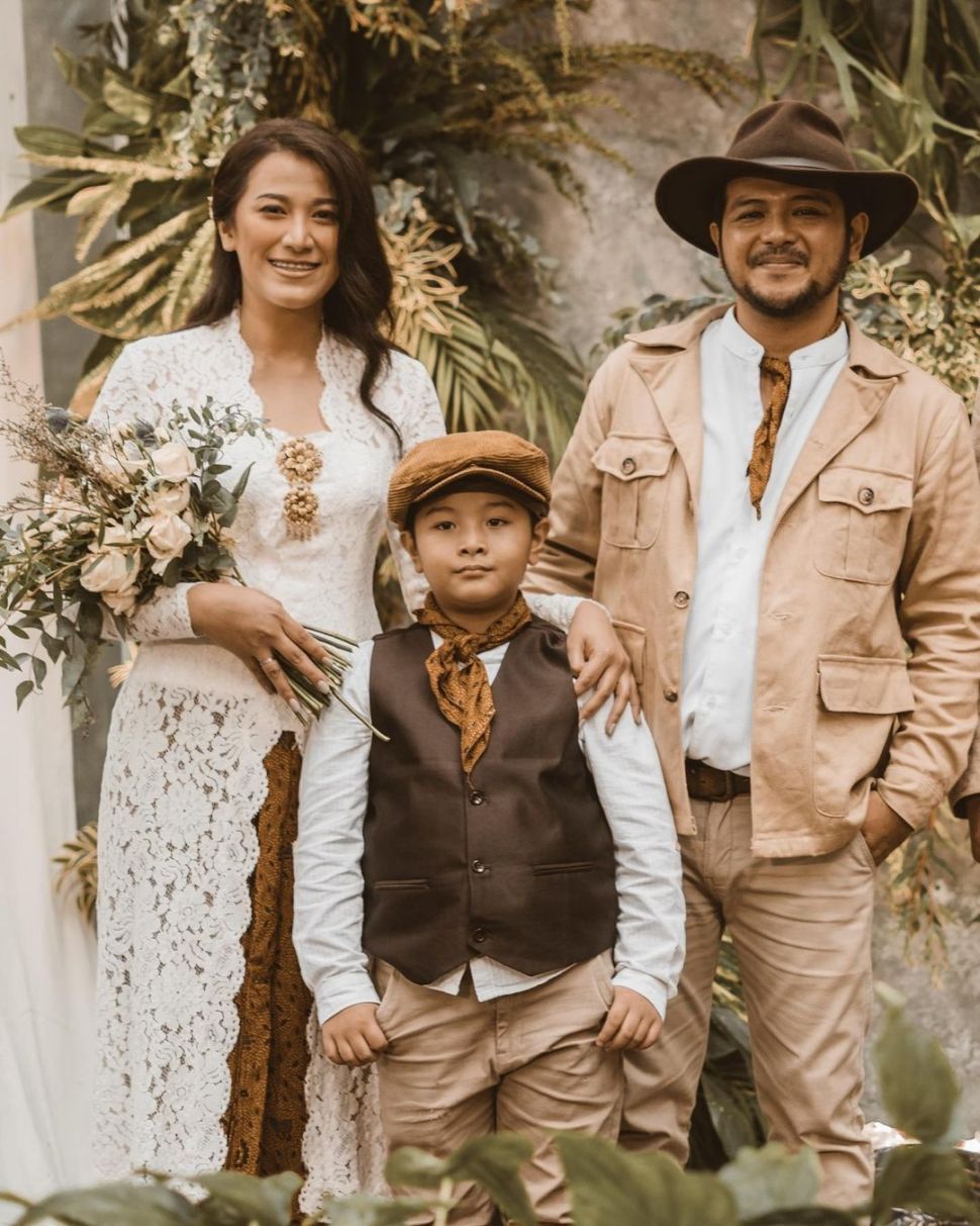 Ramon Y Tungka bersama istri barunya, Cisya dan anaknya. [Instagram]