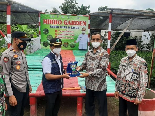 Wakil Menteri Kesehatan (Wamenkes) Dante Saksono Harbuwono mengunjungi salah satu Kampung Germas di Desa Pranggong, Kecamatan Andong, Boyolali Jawa Tengah, Jumat (10/12/2021). (Dini Afrianti/Suara.com)