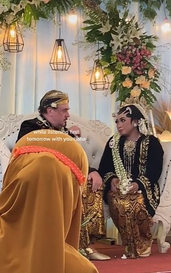 Bule nikah pakai adat Jawa. (Tiktok/@prasetyaaaaa)