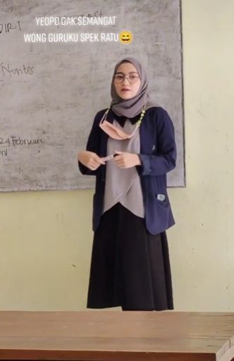 Seorang murid merekam diam-diam gurunya yang dinilai cantik seperti ratu. (Tiktok)