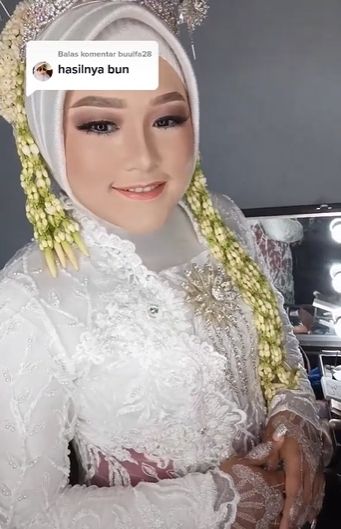 Wajah pengantin wanita tampak manglingi. (Tiktok)