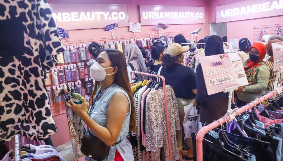 Pengunjung memilih pakaian dalam acara Jakarta Clothing (JakCloth) 2021 di JCC Senayan, Jakarta Pusat, Minggu (12/12/2021). [Indonesia/Alfian Winanto]