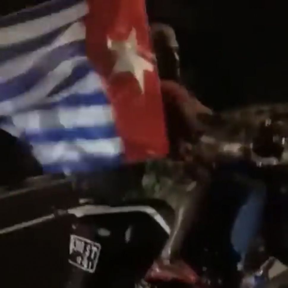 Polres Jakarta Timur menyelidiki pengendara motor yang diduga mengibarkan bendera Bintang Kejora di jalan di sekitar kantor Badan Kepegawaian Negara (BKN). [Twitter]