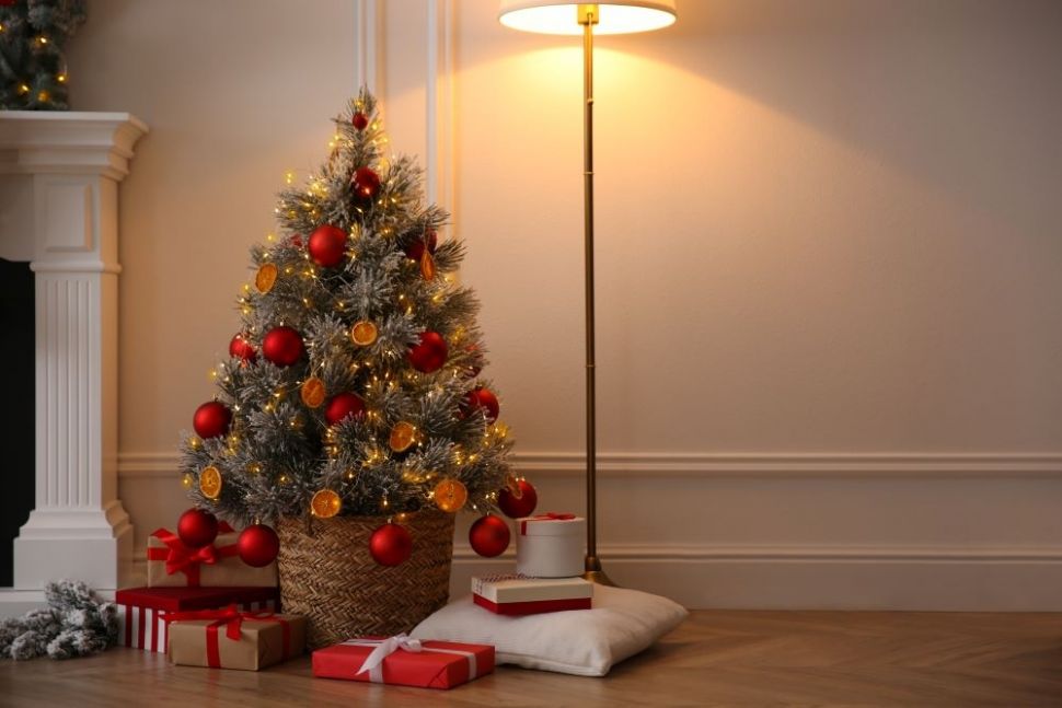 Pohon Natal di dalam “Pot” dengan Keranjang Rotan. (Shutterstock)