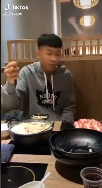 Viral Cowok Alami Kejadian Tak Terduga di Resto AUCE, Publik: Kok Gue yang Malu. (TikTok/@__tape90)