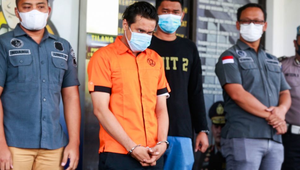 Aktor Bobby Joseph dihadirkan saat rilis kasus narkoba yang menjeratnya di Polres Tangerang Selatan, Banten, Senin (13/12/2021). [Suara.com/Alfian Winanto]