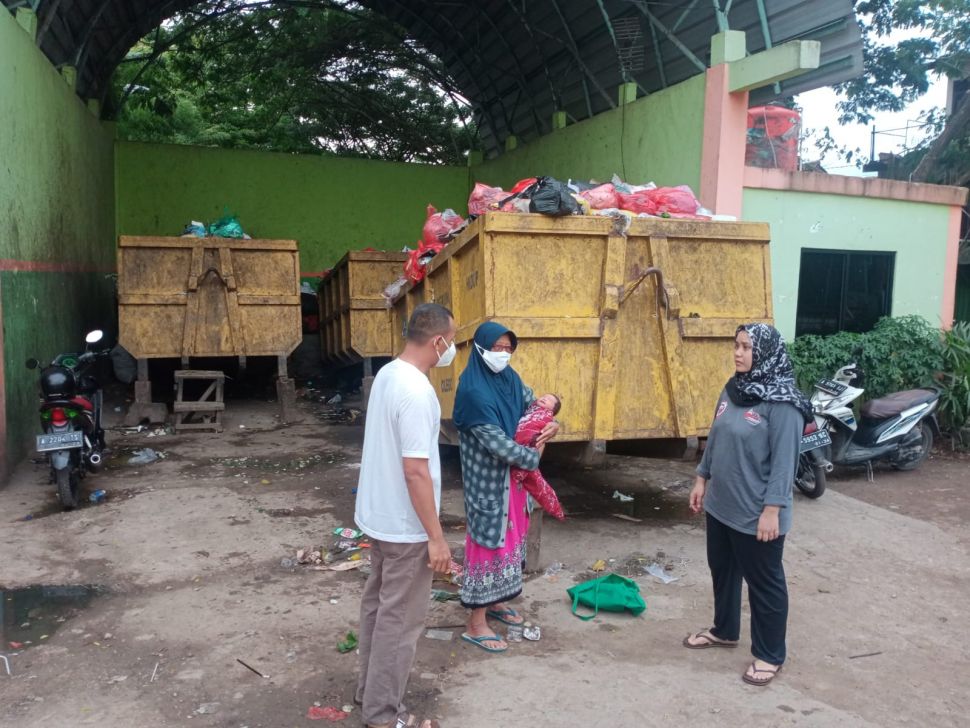 Bayi terbungkus kain merah yang ditemukan di Tempat Pembuangan Sampah (TPS) dekat rumah Mantan Wali Kota Cilegon Tb Iman Ariyadi, Senin (13/12/2021). [Dok Polsek Cilegon]