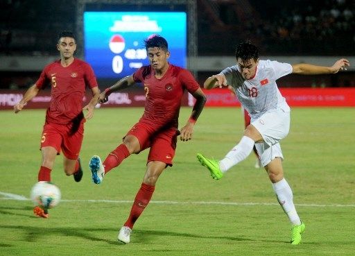 Pemain Vietnam Nguyen Tien Linh berebut bola dengan pemain Timnas Indonesia Putu Gede dalam pertandingan Kualifikasi Piala Dunia 2022 di Stadion I Wayan Dipta, Bali, pada 15 Oktober 2019. [AFP]